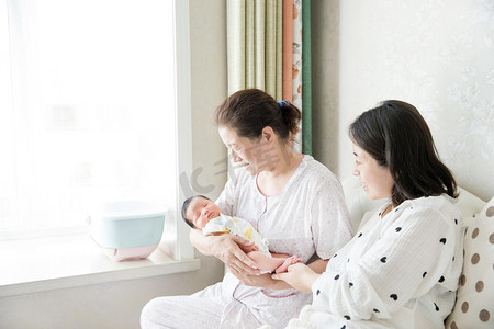 婴儿护理母婴三胎亲子新生摄影图配图