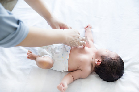 婴儿护理母婴新生照顾宝宝人像摄影图配图