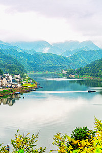 黄山松徽派盆景摄影照片_秋天旅游晌午村庄水边流动摄影图配图