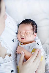 婴儿护理母婴三胎人像新生摄影图配图