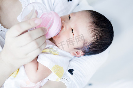 婴儿宝宝摄影照片_婴儿护理喂奶母婴三胎新生摄影图配图