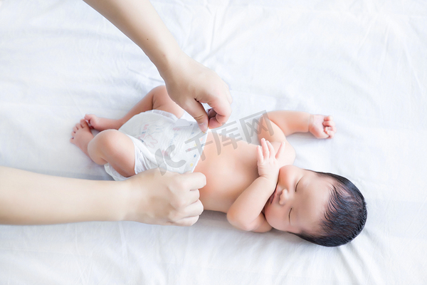 婴儿护理母婴新生亲子人像宝宝摄影图配图人物