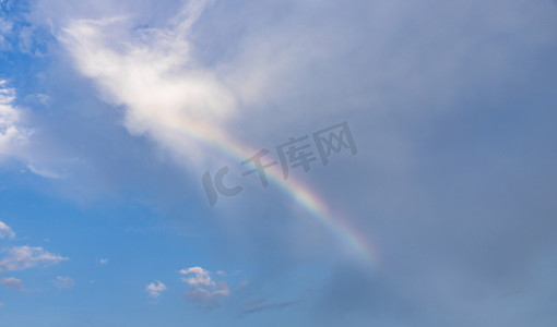 蓝色白云摄影照片_天空彩虹现象下午彩虹天台拍摄摄影图配图