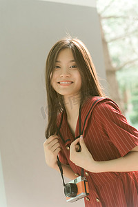 夏日文艺人像白天长发美女阳光下开心的大笑摄影图配图