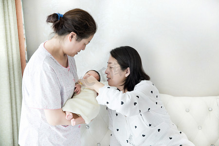 母婴护理新生照顾婴儿母婴三胎摄影图配图