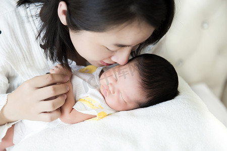 婴儿护理新生三胎母婴亲子摄影图配图