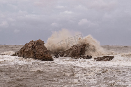 海面浪花摄影照片_台风海面大浪下午海浪海洋无摄影图配图