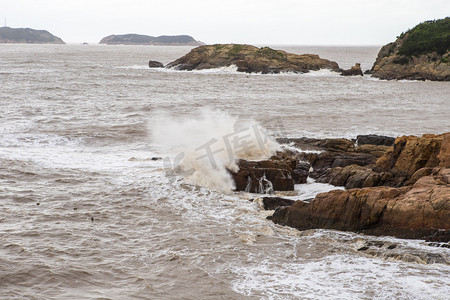 海面浪花摄影照片_海面大浪下午海浪海岛无摄影图配图