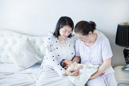 婴儿护理三胎母婴照顾婴儿新生摄影图配图