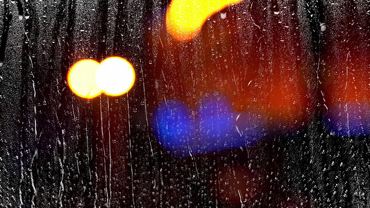 夜晚下雨雨水划过玻璃