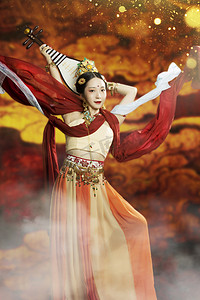 古典中国风红色摄影照片_飞天文化白天飞天女室内反弹琵琶摄影图配图