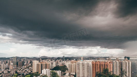 贵阳中午城市雨天下雨摄影图配图