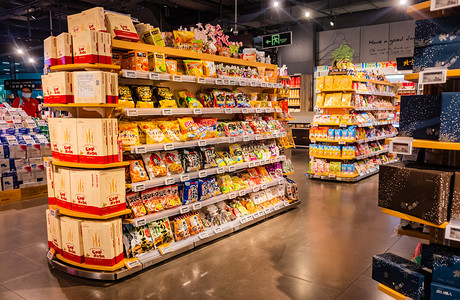 食品超市摄影照片_超市便利店零食货架零售摄影图配图