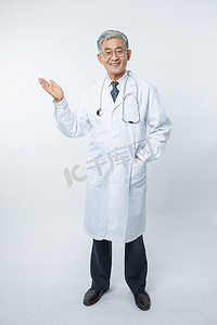 欢迎摄影照片_医生白天穿着白大卦的男医生室内挂着听诊器摄影图配图