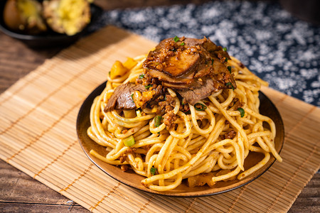 摄影照片_美食面条拌面炸酱面餐饮摄影图配图