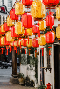 中式灯笼装饰小镇景色摄影图配图