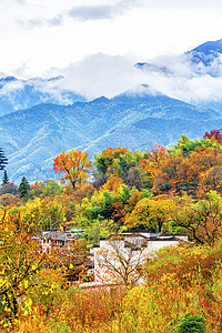 黄山市摄影照片_秋季风景早晨房屋山区摇动摄影图配图