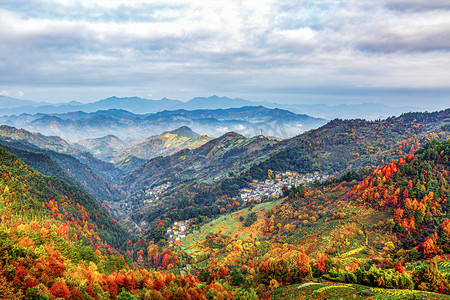 秋天中午村庄山区飘动摄影图配图