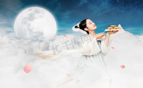 中秋节晚上嫦娥户外端月饼摄影图配图