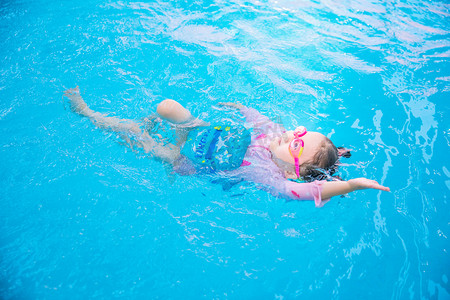 水下运动摄影照片_人物白天女孩游泳馆仰泳摄影图配图