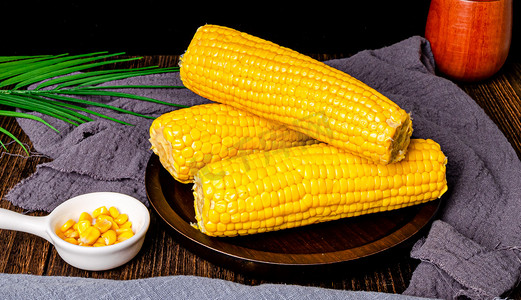 应季摄影照片_秋天应季美食白昼盘子里的玉米室内拍摄摄影图配图