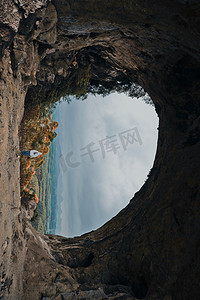 自然正午广西柳州穿山岩洞穴洞口爬山摄影图配图