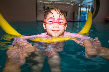 水下运动摄影照片_人物白天女童泳池训练摄影图配图