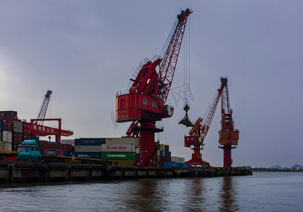 广州珠江黄埔港货运码头高架吊缆摄影图配图