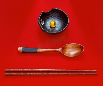 静物棚拍碗筷中式碗勺红色背景摄影图配图