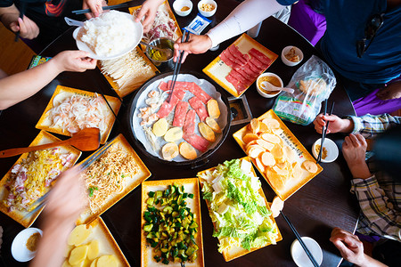 餐饮美食夜晚烤肉餐馆吃晚餐摄影图配图