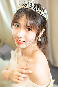 美女长发女生婚礼婚纱王冠摄影图配图