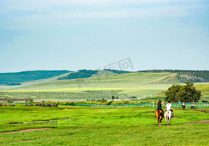 室韦湿地白天草原骑马户外风景摄影图配图