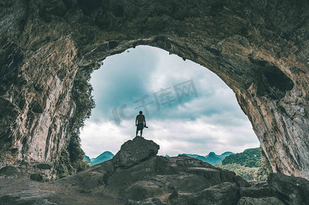 自然风景摄影照片_自然正午广西柳州穿山岩风光洞里爬山摄影图配图