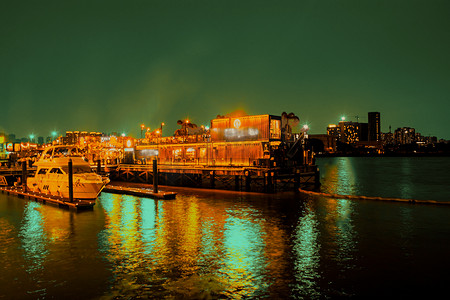 广州珠江太古仓码头城市夜景摄影图配图