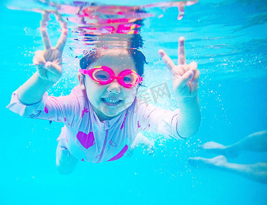 潜水白天女童泳池比耶摄影图配图
