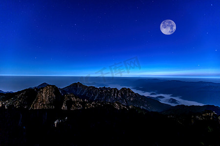 节日晚上月亮山区流动摄影图配图