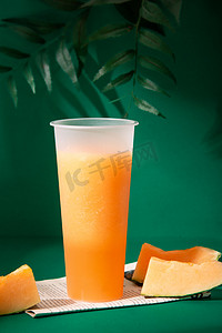 榨果汁摄影照片_美食白天饮料哈密瓜室内桌上摄影图配图
