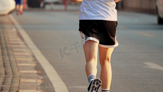 男生晨跑跑步腿部特写跑步人物背影实拍