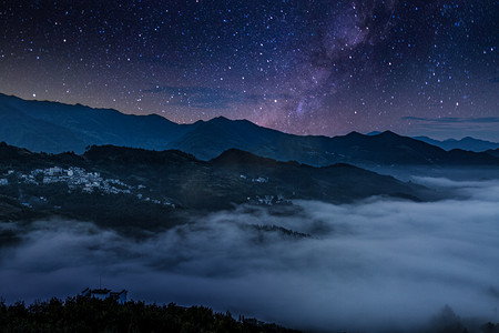 秋季卡通字摄影照片_秋季旅游夜晚村庄山区漂动摄影图配图