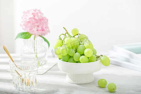 水洗葡萄摄影照片_美食水果白天葡萄提子室内桌面小清新摄影图配图