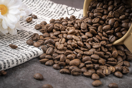 颗粒饱满的食材香浓咖啡豆摄影图配图