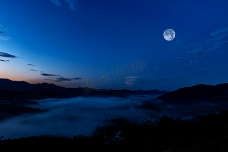 云海背景摄影照片_特色节日凌晨月亮山区飘动摄影图配图