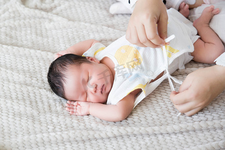 婴儿护理母婴新生三胎宝宝摄影图配图
