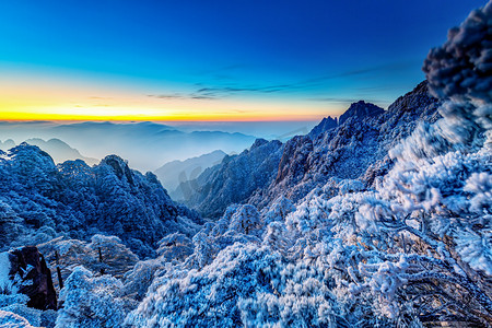 冬季旅行凌晨山峰山区摇动摄影图配图