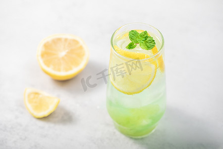 美食饮品夏天一杯柠檬饮品桌面棚拍摄影图配图