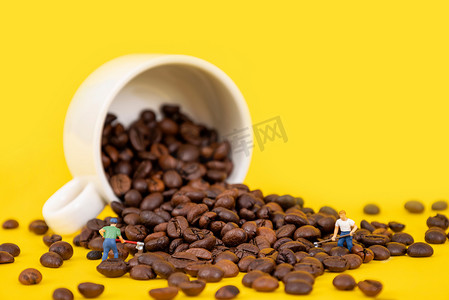 海报图创意摄影照片_咖啡豆微缩创意咖啡黄色背景摄影图配图
