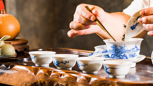 青花瓷条青花瓷摄影照片_投茶夏天下茶室内下茶摄影图配图