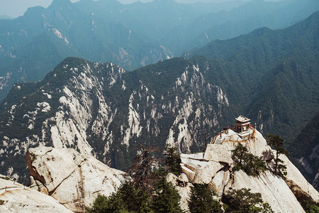 亭子摄影照片_自然风景白天华山东峰群山亭子远景摄影图配图