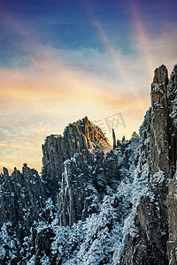 冬季旅行摄影照片_冬季旅行天亮山峰山区摇动摄影图配图