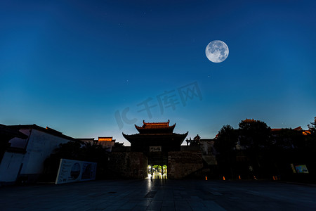 双节同庆摄影照片_旅行黑夜月亮城市摇动摄影图配图